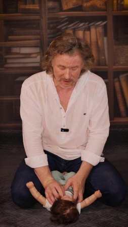Как научить ребенка удерживать голову по средней линии. Часть 1.