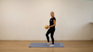 Отбив мяча от пола двумя руками