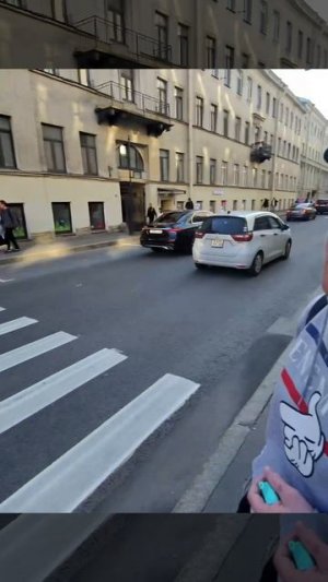 Случайный кавалер! Попросил незнакомца махать девчонкам на светофоре!