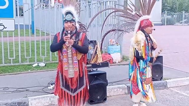Индейцы играют и поют в парке
