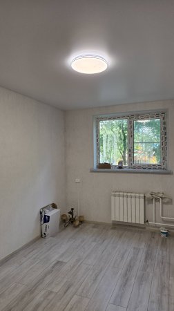 Завершили ремонт комнаты в коммунальной квартире