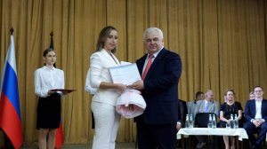 Депутаты вручили дипломы выпускникам ДонГМУ