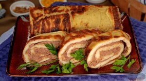 Нежный корж и яркая по вкусу начинка - прекрасный союз. БЛИННЫЙ РУЛЕТ С ПЕЧЁНОЧНЫМ ПАШТЕТОМ