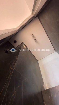 Натяжной потолок с теневым примыканием в сан-узле.