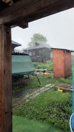 Льёт как из ведра.