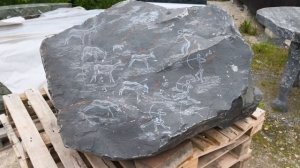 Древние петроглифы охоты, сделанные на природных камнях
