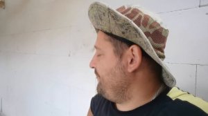 Установил окно и подшил потолок, кабачки прут, начали вылупляться цыплята.