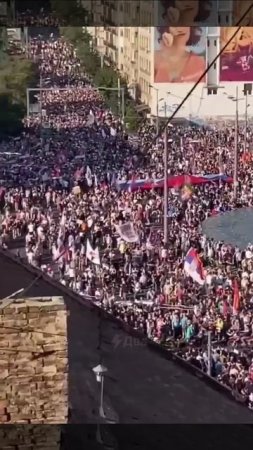 48 полицейских и 22 гражданских пострадали во время протестов в столице Сербии - Белграде.