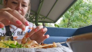 Мы с Алисой пробуем морского ежа и всякие вкусности!!! We try sea urchin and other delicacies!