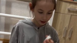 Распаковка бутылки со сменными картриджами.