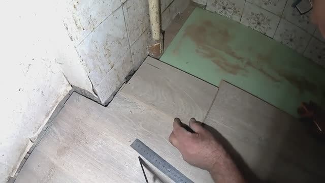 Укладка ламината в комнате с мебелью.