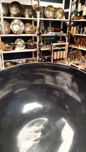 Кованая поющая чаша Sun Black SVS ( 18 см, нота: Фа #, 185 Гц ) / Singing Bowl / shamanic.moscow