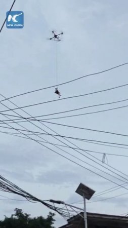🚁На юге Китая мужчину спасли при помощи беспилотника