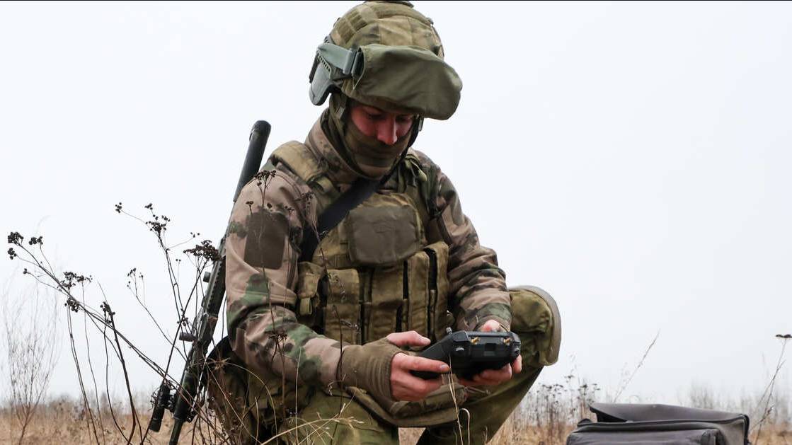 Операторы БПЛА подорвали с помощью дрона американский БТР в ходе спецоперации