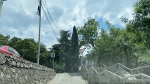 Ялта. По ул.Достоевского вверх от Красноармейской до Сосновой ул. 20.06.2025. Крым. Crimea. Yalta.