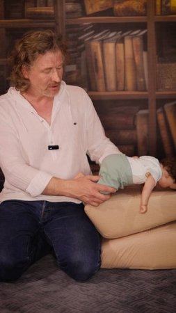 Как научить ребенка спускаться с кровати. Часть 1.

#новорожденный #малыш #ребенок #массаж #развитие
