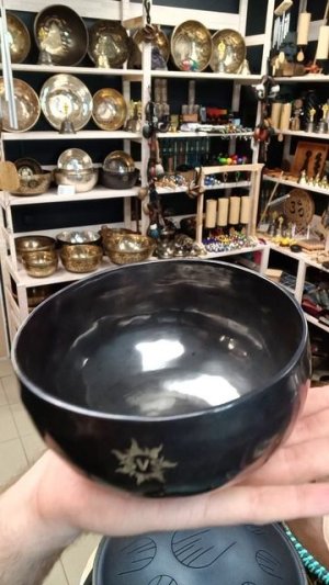 Кованая поющая чаша Sun Black SVS ( 14 см, нота: Фа, 349 Гц ) / Singing Bowl / shamanic.moscow