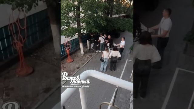 Двое парней устроили драку на Табачке. Один задел плечом другого. 🙉