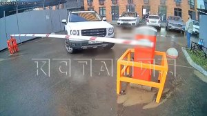 Шлагбаум раздора — житель своим автомобилем заблокировал шлагбаум жилищного комплекса