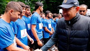 Никол Пашинян наградил участников финального тура соревнований по командному шоссейному бегу