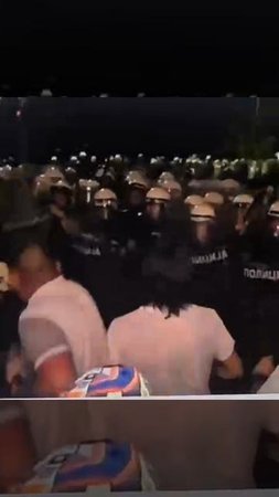 Разгоняют недовольных: в Белграде, столице Сербии, полиция разогнали протестующих.