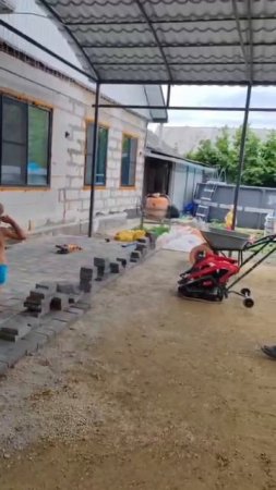 🏡Треть плитки уже уложено.Благоустройство двора. Кладём плитку сами. Переезд на Юг. Саликовы 🌴