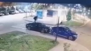 ‼️В Подольске на чужой автомобиль забрался неизвестный и решил попрыгать на капоте и на крыше‼️