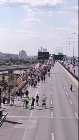 48 полицейских и 22 гражданских пострадали во время протестов в столице Сербии - Белграде.