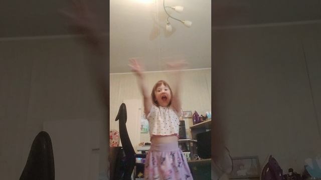 Варя танцует viki Show