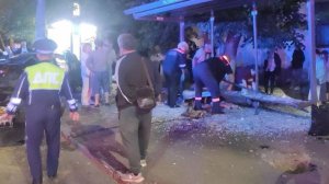 Без шансов увернуться: автомобиль влетел в остановку в Нижнем Новгороде