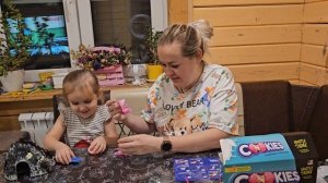 Алиса в деле и делает хрустящие печенья хруслайм