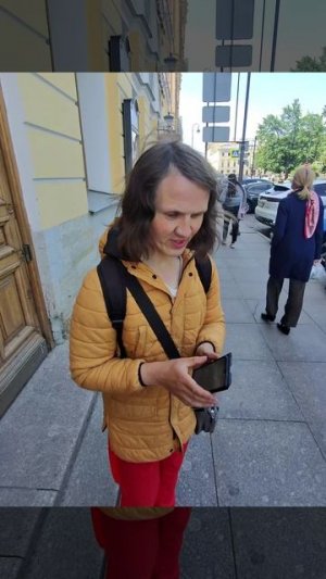 Тупо забрал вещи у незнакомца!  Попросил посылку у курьера.