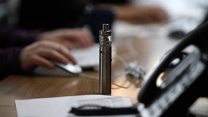 Врач рассказал о вреде курения вейпа для развития мозга у подростков