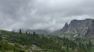 Спящий Саян в облаках.