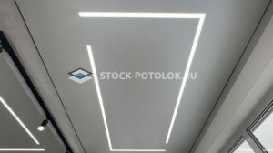 Натяжной потолок на терассе-столовой в доме из сруба.