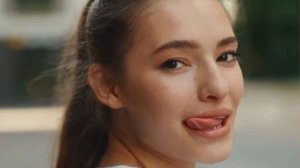 Красивые девушки показывают свои языки 💦🔞