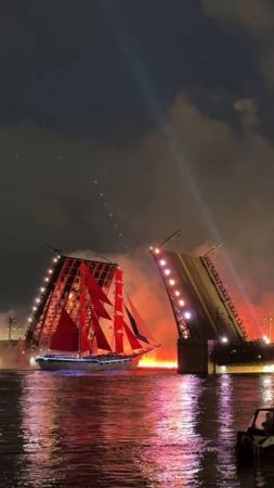 Мариупольские выпускники побывали на празднике «Алые паруса» в Петербурге