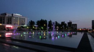 Водно-цветомузыкальная феерия поющие и танцующие фонтаны на центральной площади города Ижевска.
