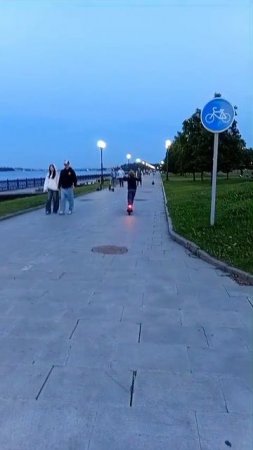 катаюсь на самокате