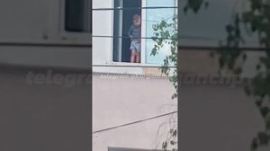 Ребёнок встал на подоконник и выбрасывал игрушки из окна третьего этажа на Красина. КУРГАН 30.06.25