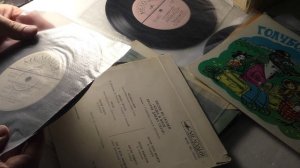 Распаковка посылки с семидюймовыми пластинками.