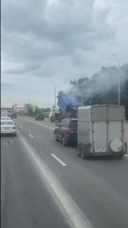 При въезде в Воронеж загорелся мусоровоз. 🔥
