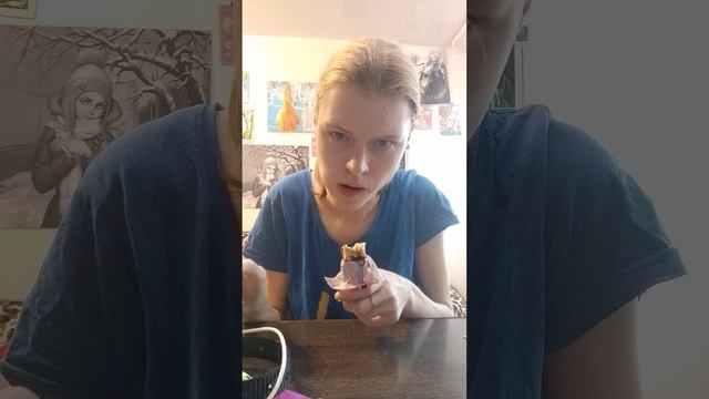 Ем батончик nut&go!