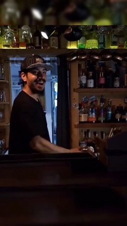 Секрет барменов #shorts #shortvideo #video #юмор #бармен #бар #шейкер #развлечения #мем #memes #