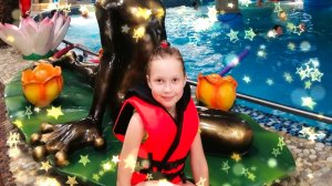 Настя Матвей и Полина играют в аквапарке