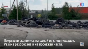 Новоуренгойцы жалуются на кучи шин, которые мешают проезду