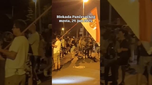 В Белграде протестующие выставляют баррикады в центре города

Также различные источники заявляют, чт