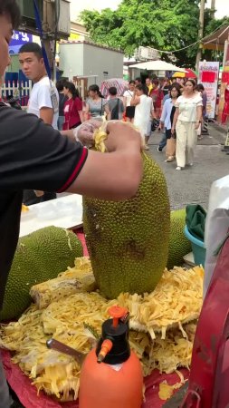 Как разделывать самый громадный фрукт на планете... Знаете что это?