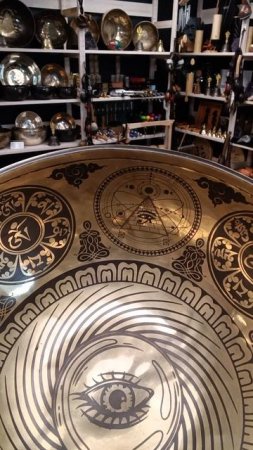 Кованая поющая чаша Eye SF ( 24 см, нота: До #, 132 Гц ) / Singing Bowl / shamanic.moscow