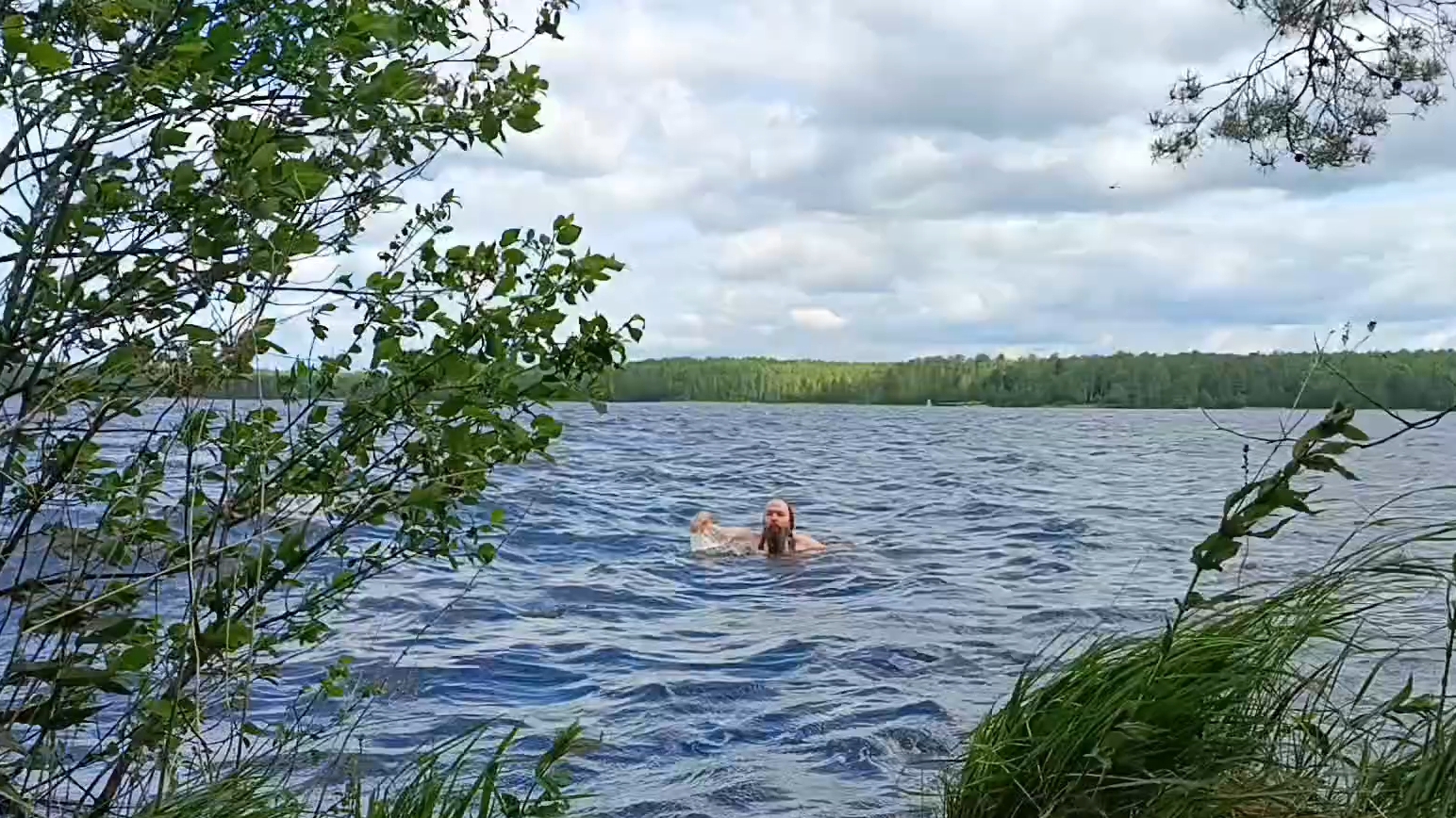 5 день сутром, пришло похолодание, волны поднялись, невозможно стало уплыть, полез купаться в шторм смотреть онлайн